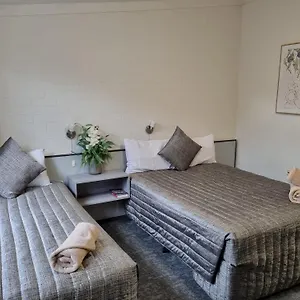 Motel Y, Yarraman